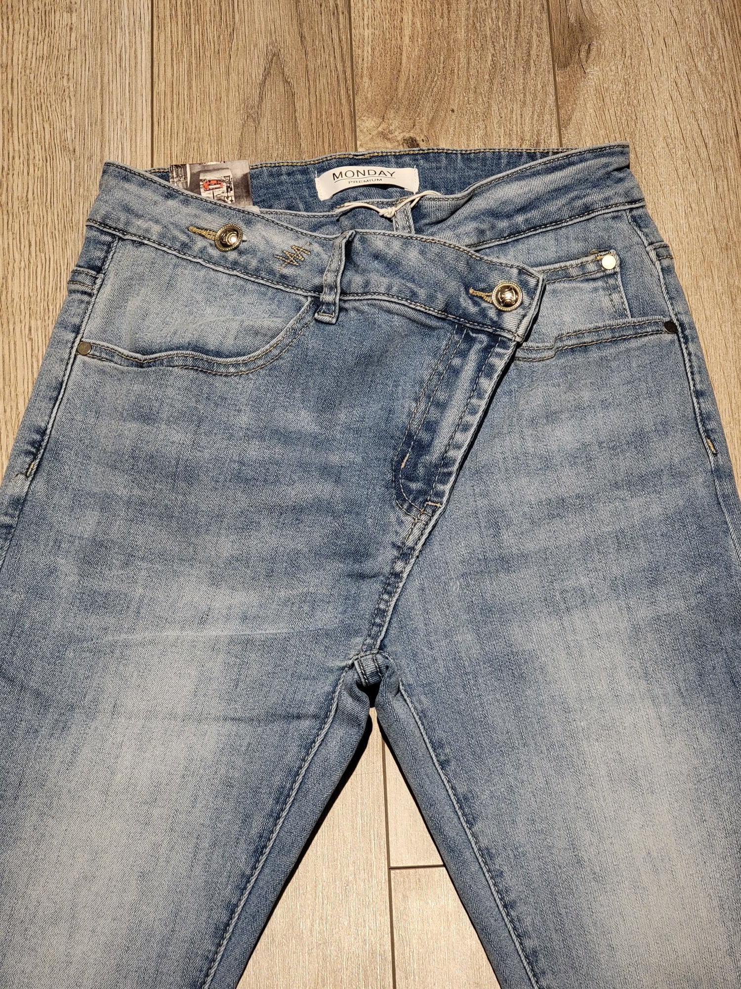 Jeans with oblique fly