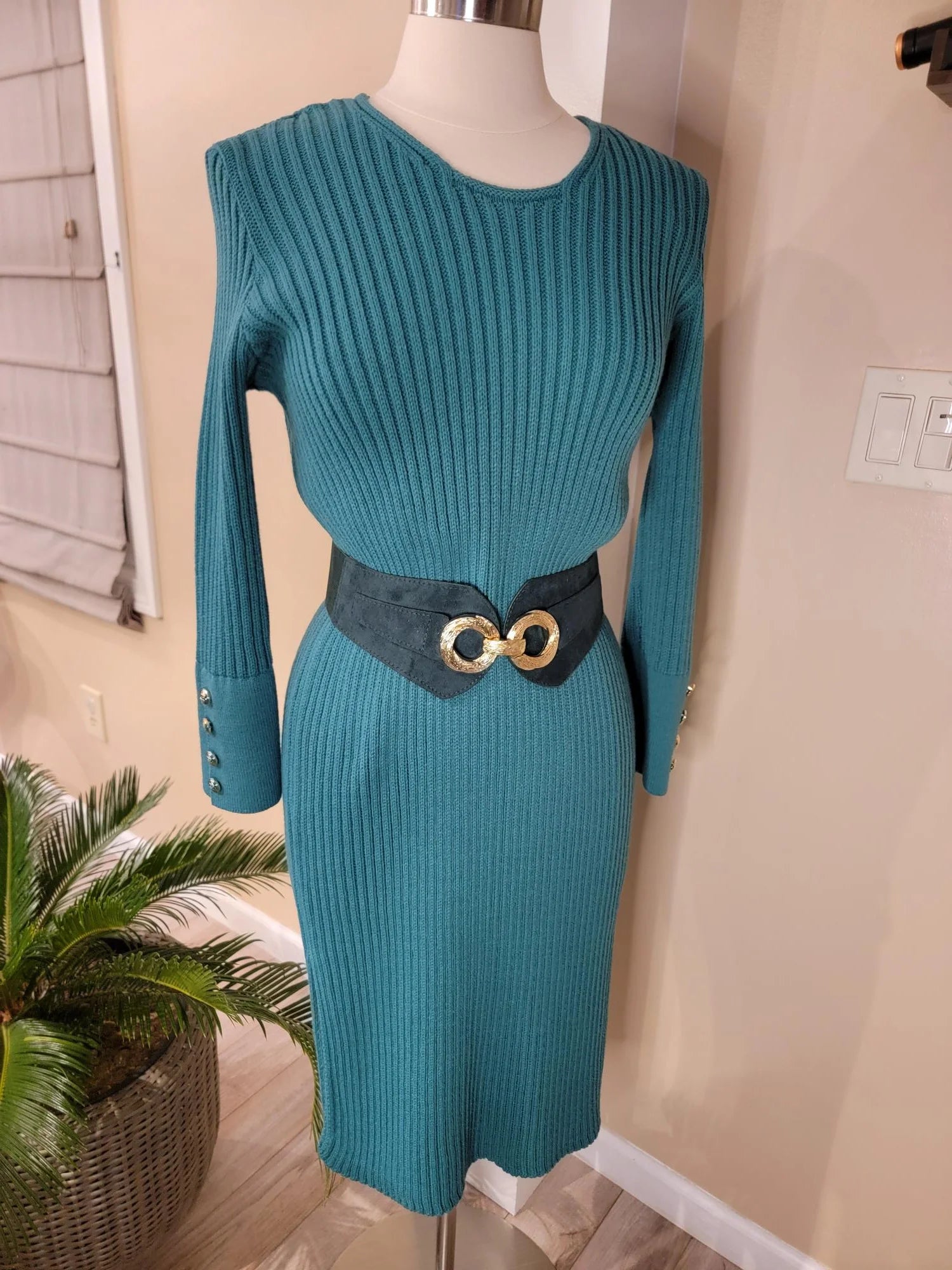 Ribbed dress with gold buttons